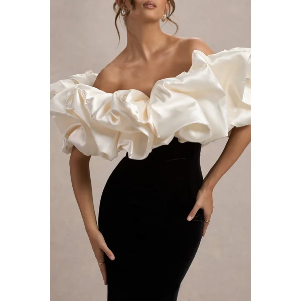 Cecily | Robe Longue Bardot en Velours Noir avec Finitions en Satin à Volants