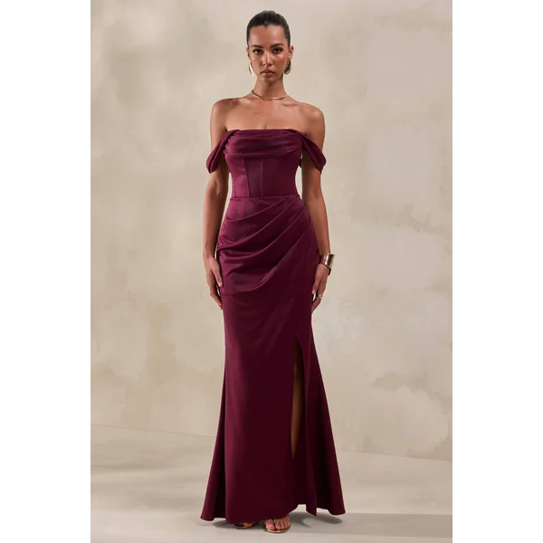 Celinea | Robe longue bordeaux en satin à encolure Bardot avec fente haute à l’avant