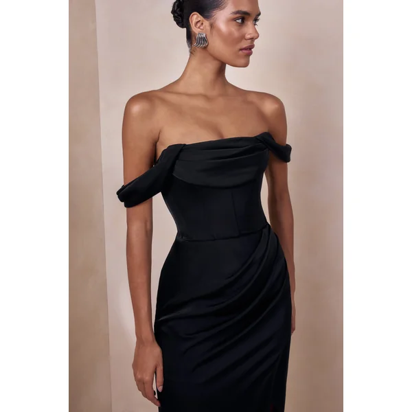 Celinea | Robe longue noire en satin à encolure Bardot avec fente haute à l’avant
