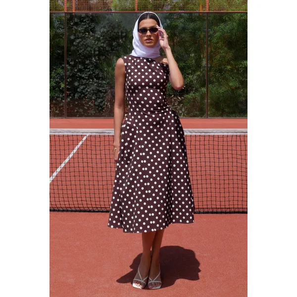 Celosia | Robe mi-longue marron à pois et encolure asymétrique avec détails dorés