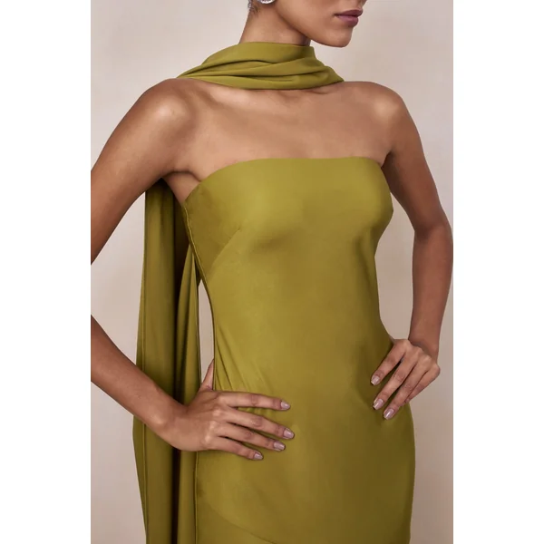 Charly | Robe longue en satin olive à encolure bandeau avec écharpe