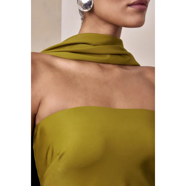 Charly | Robe longue en satin olive à encolure bandeau avec écharpe