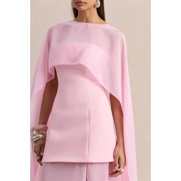 Chessa | Robe longue rose clair à encolure bateau avec cape transparente