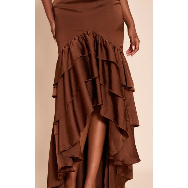 Chocolat Robe Longue En Satin À Pois Avec Décolleté Plongeant Et Ourlet À Volants Extrêmes