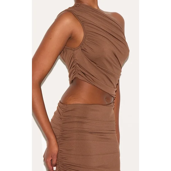 Chocolat Robe Maxi PLT Label À Une Épaule Froncée Avec Découpes