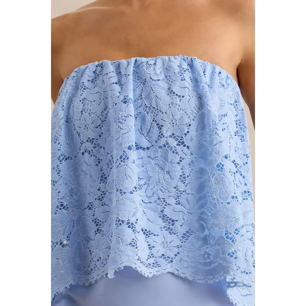 Clemency | Robe longue bandeau bleu poudré en dentelle et satin