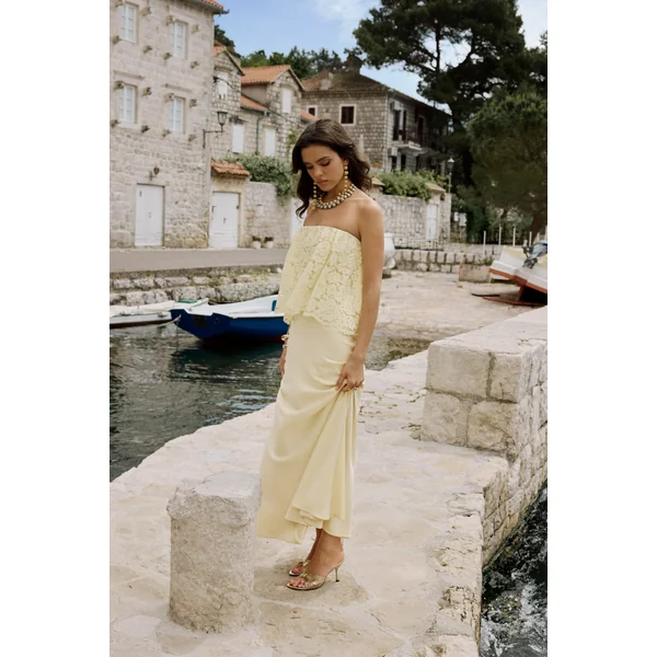 Clemency | Robe longue bandeau en dentelle et satin mat citron