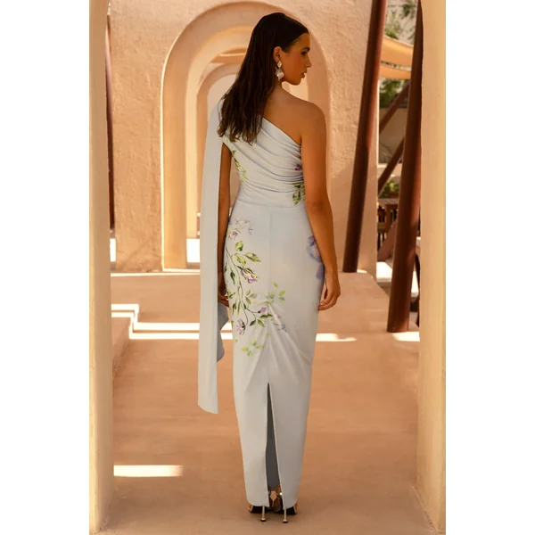 Clementina | Robe longue asymétrique à imprimé de roses bleu poudré avec manches en cape