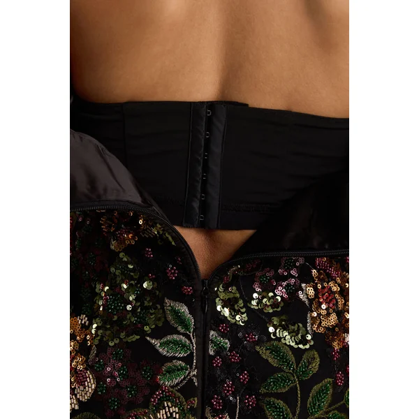 Cora | Robe longue en tulle orné motif floral hivernal à encolure bandeau et détail foulard