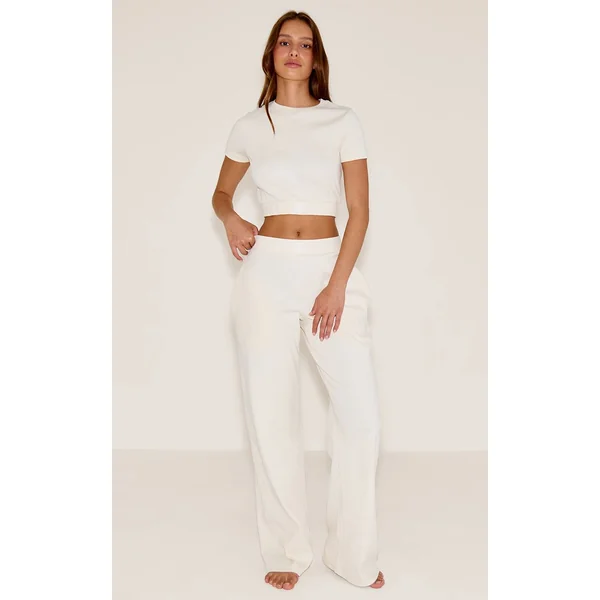 Crème Prettylittlething Crop Top En Satin Emblème Tonal Pour Le Sommeil