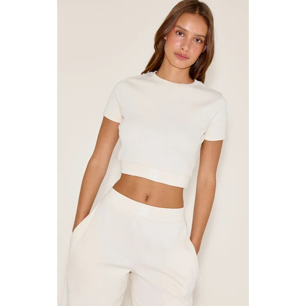 Crème Prettylittlething Crop Top En Satin Emblème Tonal Pour Le Sommeil