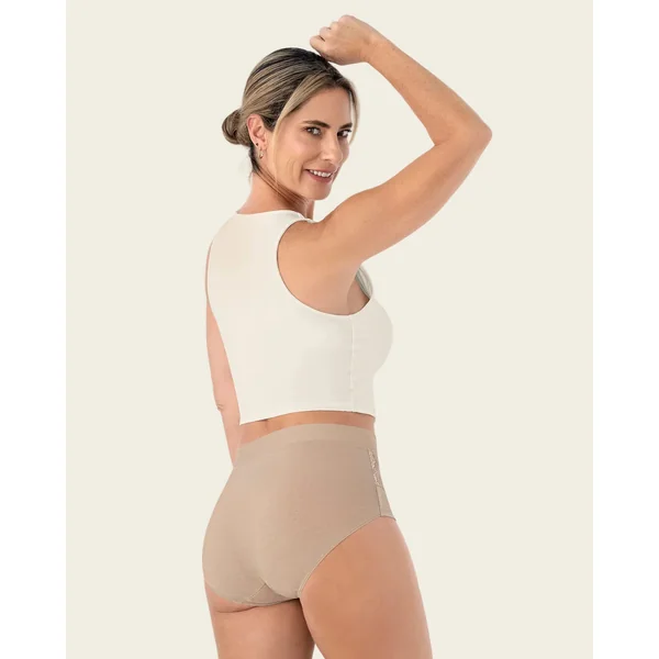 Culotte classique avec détails latéraux en dentelle