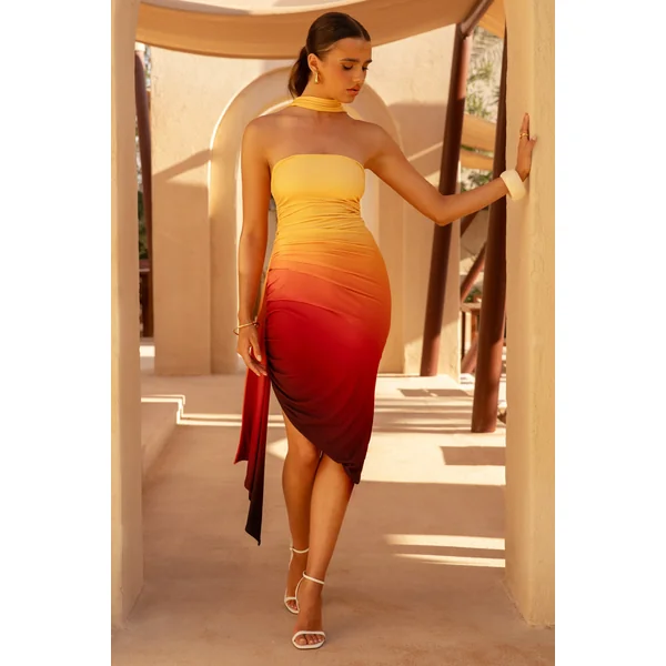 Dania | Robe mi-longue asymétrique à décolleté bandeau et taille nouée dégradé orange