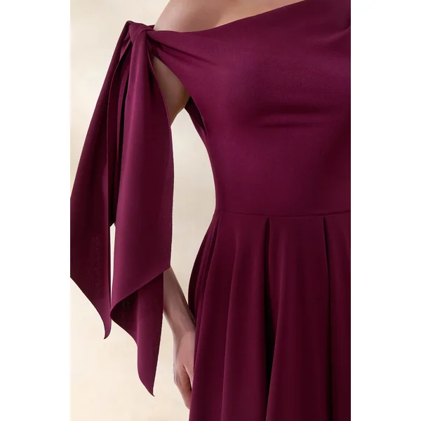 Daring | Robe mi-longue bordeaux à encolure asymétrique et détail noué