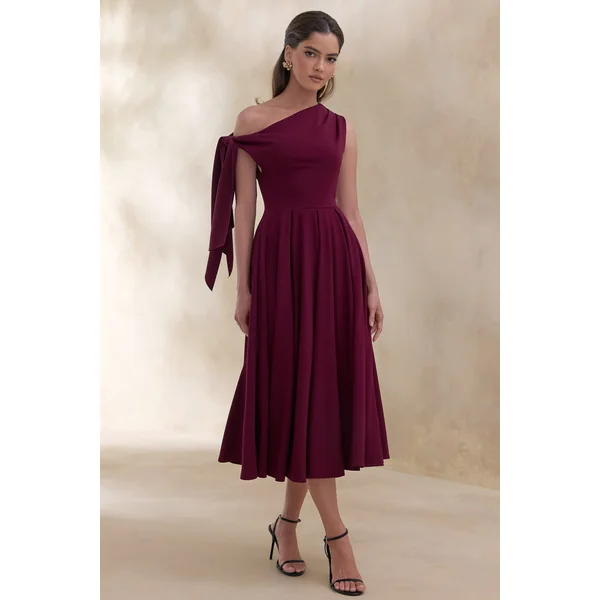 Daring | Robe mi-longue bordeaux à encolure asymétrique et détail noué