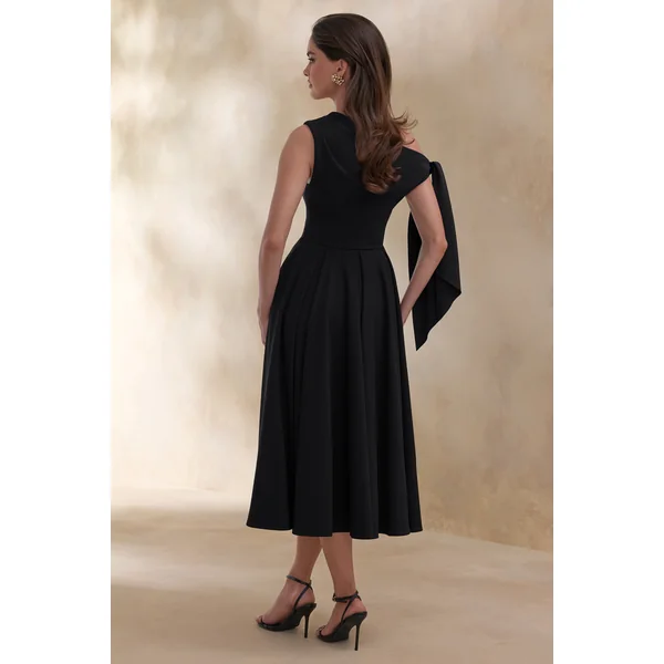 Daring | Robe mi-longue noire à encolure asymétrique avec détail noué