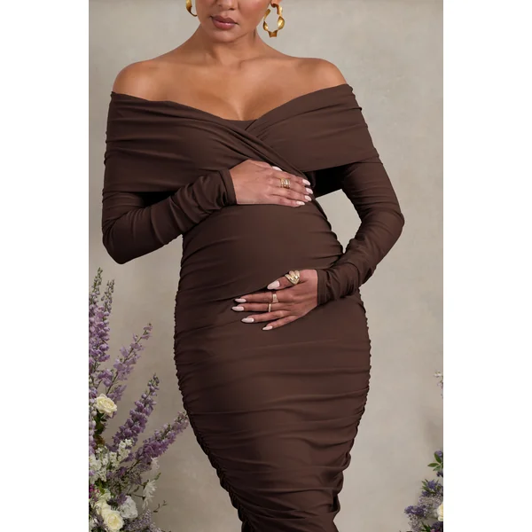 Davina | Robe mi-longue de maternité marron froncée à décolleté bardot torsadé