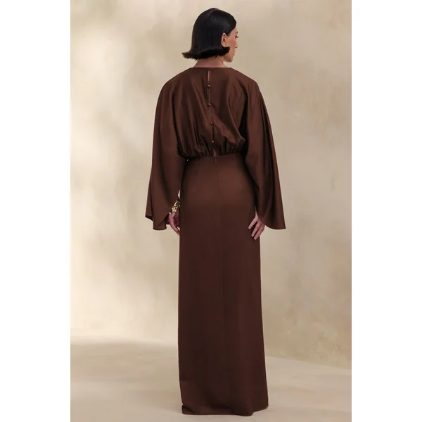 Delphina | Robe longue marron en satin avec détails froncés et détail noué