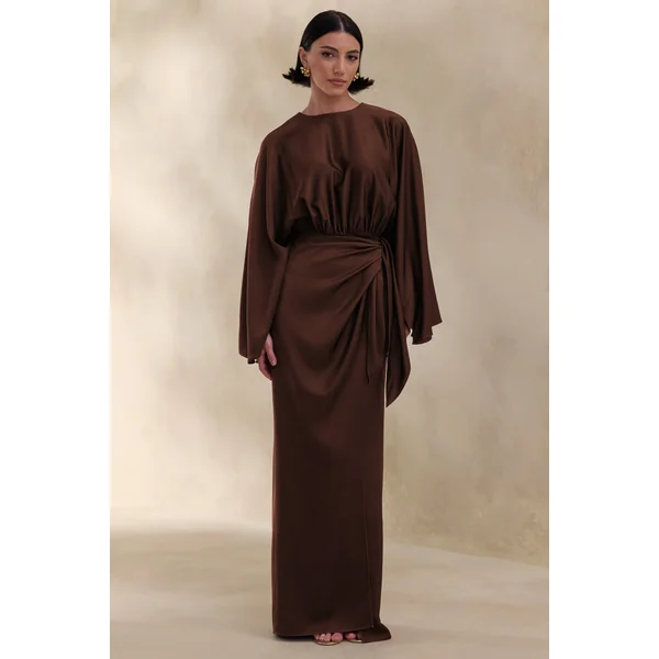Delphina | Robe longue marron en satin avec détails froncés et détail noué