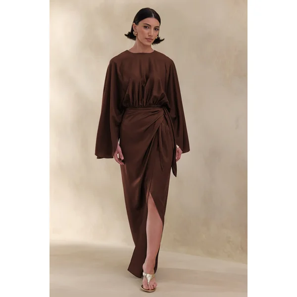 Delphina | Robe longue marron en satin avec détails froncés et détail noué