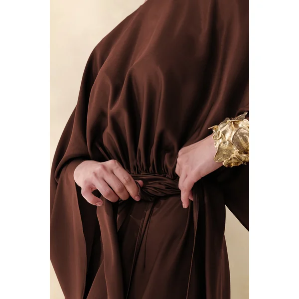 Delphina | Robe longue marron en satin avec détails froncés et détail noué