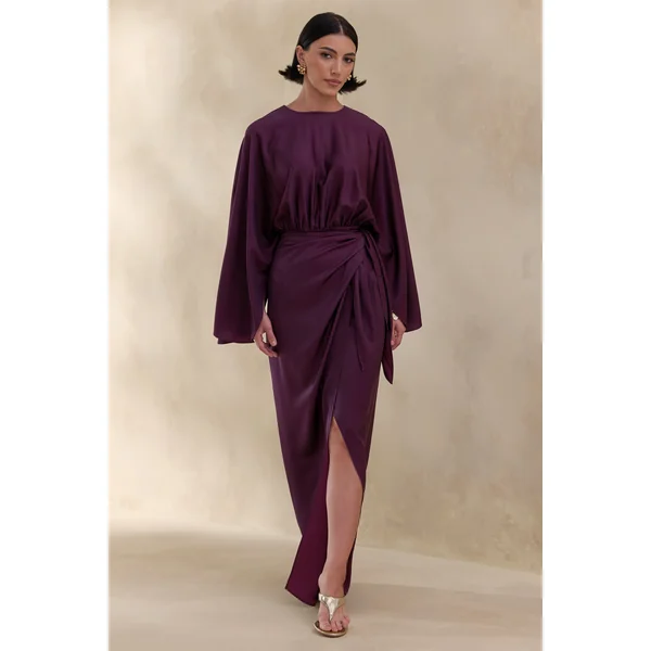 Delphina | Robe longue prune en satin avec détails froncés et nœud