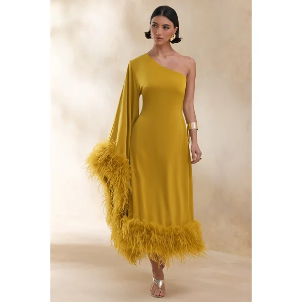 Destiny | Robe mi-longue jaune en satin à encolure asymétrique avec détails en plumes