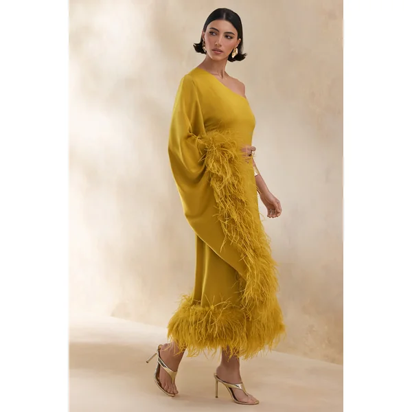 Destiny | Robe mi-longue jaune en satin à encolure asymétrique avec détails en plumes