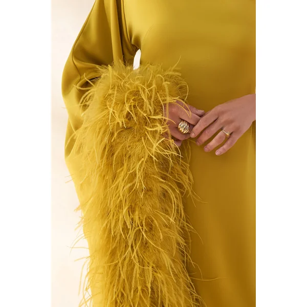 Destiny | Robe mi-longue jaune en satin à encolure asymétrique avec détails en plumes
