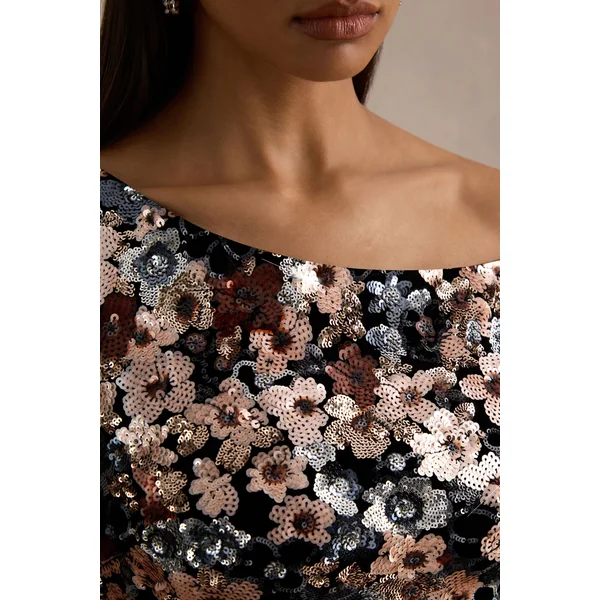 Electric | Robe longue en velours noir à encolure asymétrique avec détails floraux en sequins