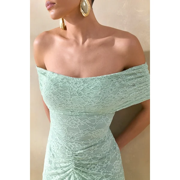 Elinor | Robe longue en dentelle sauge à décolleté bardot avec détails froncés
