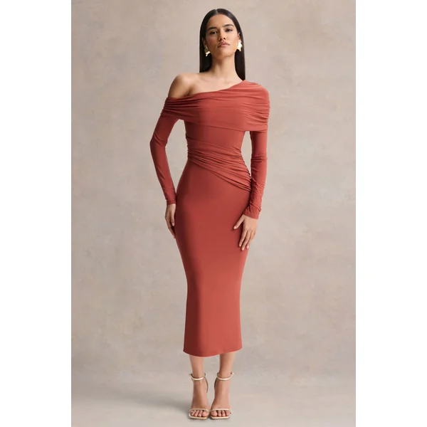 Elliora | Robe mi-longue rouille à encolure asymétrique