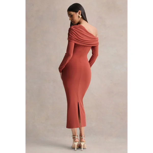 Elliora | Robe mi-longue rouille à encolure asymétrique