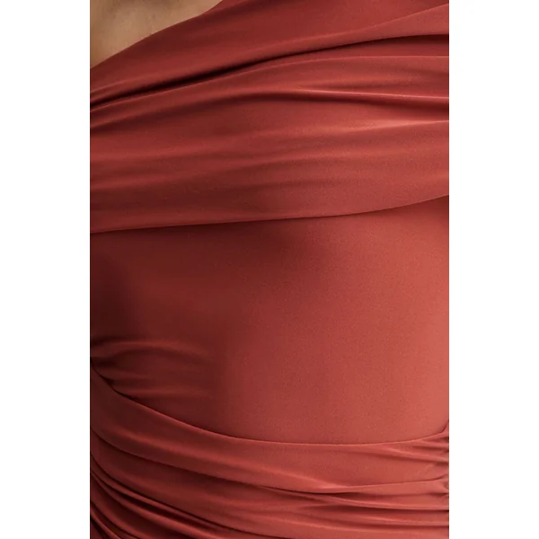 Elliora | Robe mi-longue rouille à encolure asymétrique