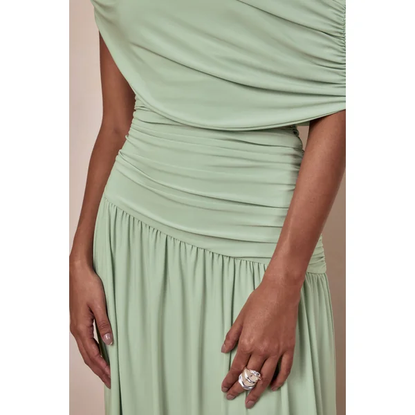 Emberly | Robe longue verte à encolure asymétrique drapée avec taille basse
