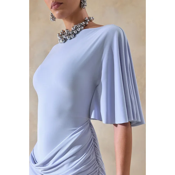 Emerelle | Robe longue bleu poudré à encolure large avec ceinture et détails drapés