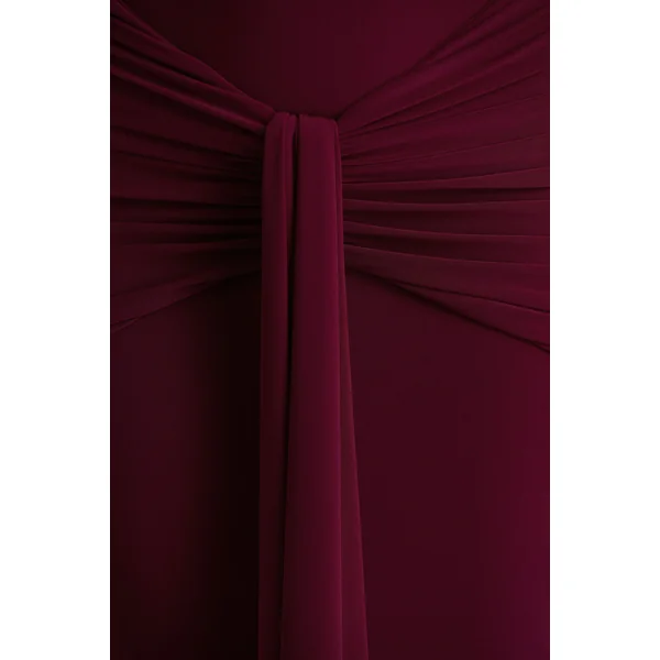 Envisioned | Robe longue bordeaux à encolure bardot avec fronces et drapé
