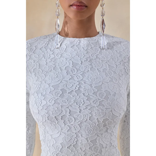 Evangela | Robe longue blanche en dentelle à encolure ronde avec détail portefeuille