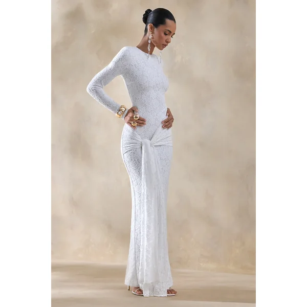 Evangela | Robe longue blanche en dentelle à encolure ronde avec détail portefeuille