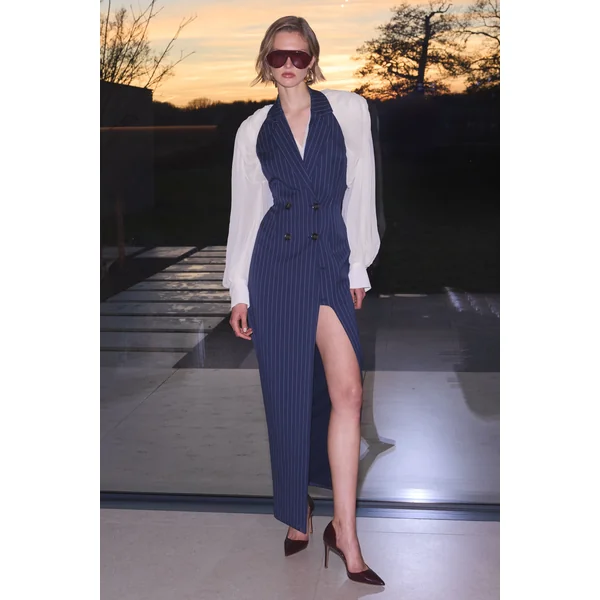 Eve | Robe longue tailleur à fines rayures bleu marine avec décolleté plongeant