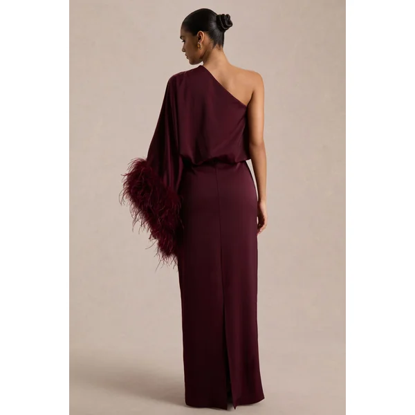 Felicity | Robe longue en satin bordeaux à encolure asymétrique avec finitions en plumes