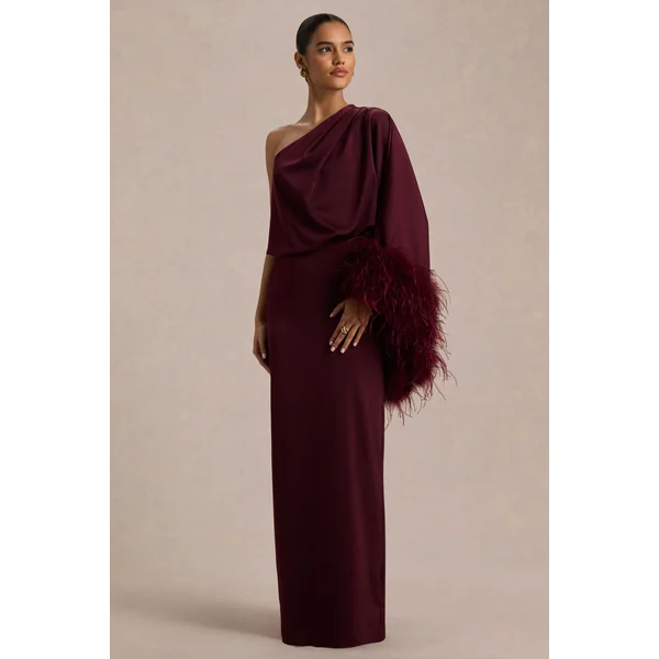 Felicity | Robe longue en satin bordeaux à encolure asymétrique avec finitions en plumes