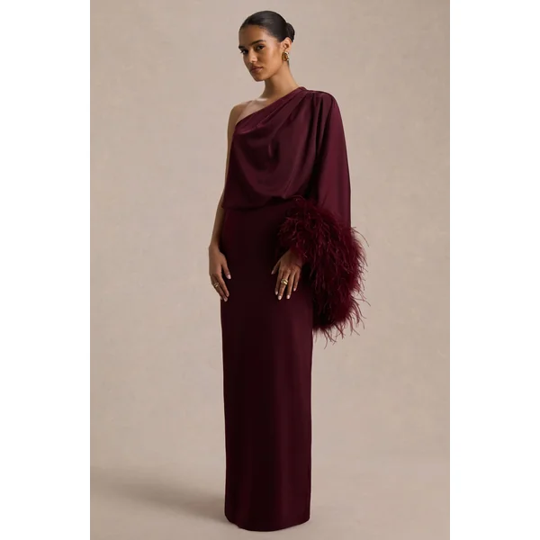 Felicity | Robe longue en satin bordeaux à encolure asymétrique avec finitions en plumes