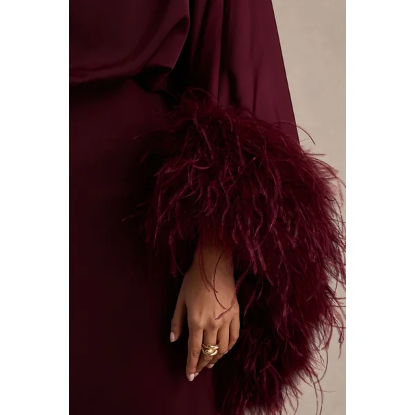 Felicity | Robe longue en satin bordeaux à encolure asymétrique avec finitions en plumes