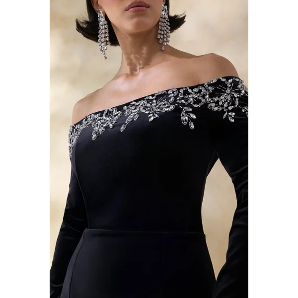 Fern | Robe longue noire en velours à décolleté bardot orné