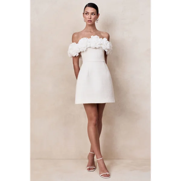 Florinda | Mini-robe blanche en bouclé à décolleté bardot à volants