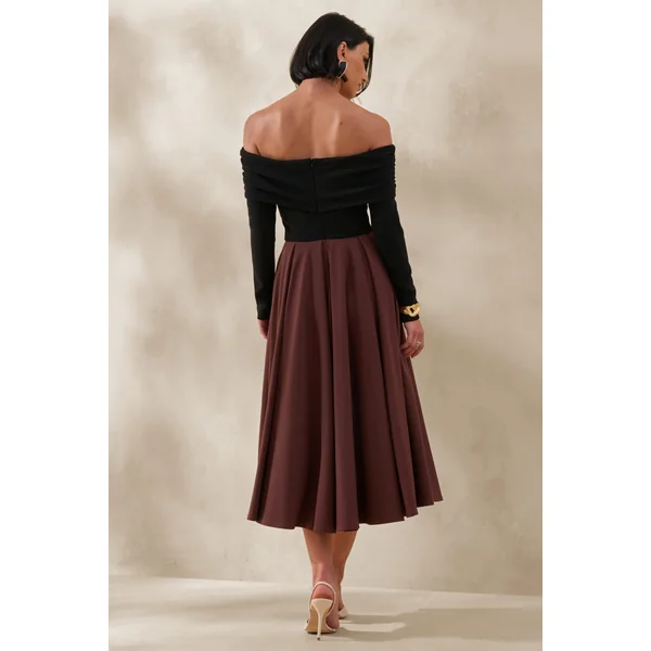 Frederica | Robe mi-longue noire et marron à encolure bardot