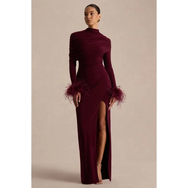 Gatsby | Robe longue bordeaux à col montant avec poignets ornés de plumes