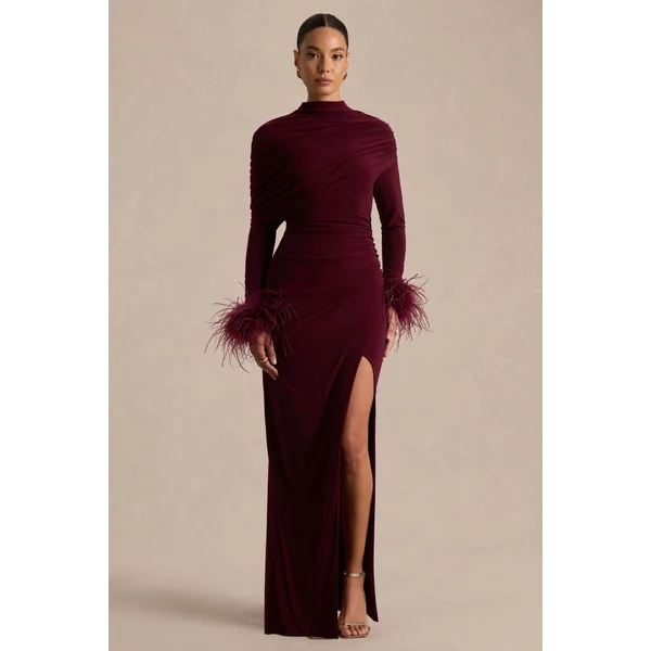 Gatsby | Robe longue bordeaux à col montant avec poignets ornés de plumes
