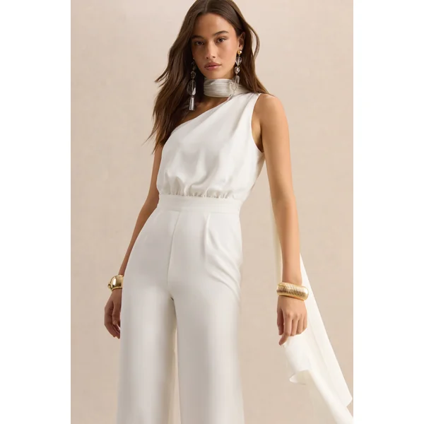 Gliselle | Combinaison blanche à encolure asymétrique avec cape